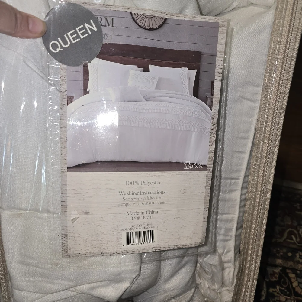 NIP Farm To Home Sanya Collection Queen Size Comforter Set, With Fringe Accents.